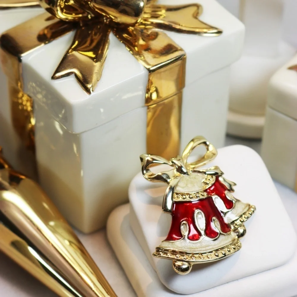 🎄🧑🏻‍🎄✨ Monet Holiday Bell Brooch with Gold & Red Enamel Highlights ⚜️🎁🎄✨